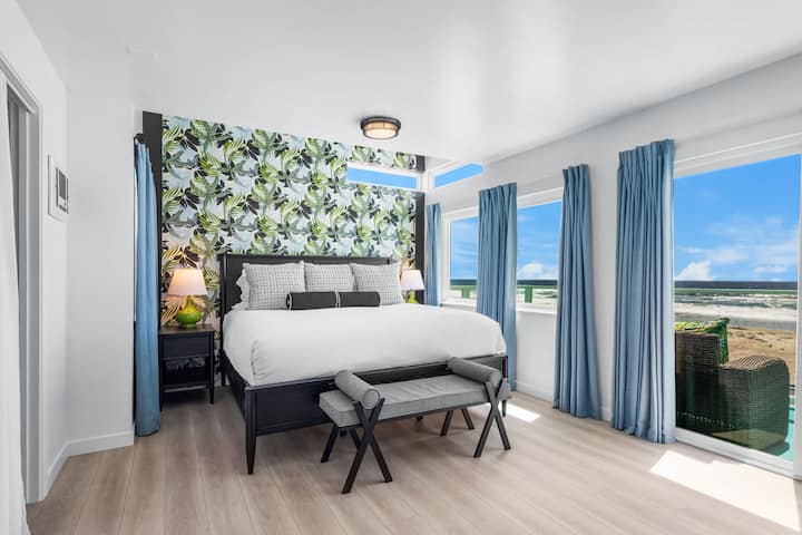 Hlavná spálňa má manželskú posteľ veľkosti King, vlastnú kúpeľňu a prístup do vonkajšej terasy. 