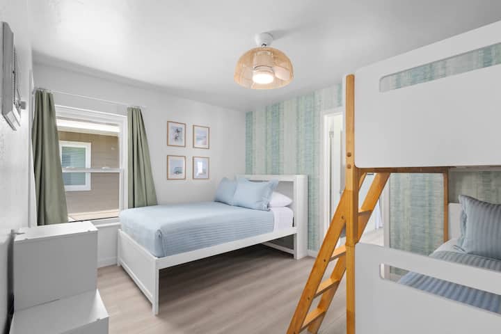 Poschodová posteľ a manželská posteľ v strednej spálni.  Aby ste sa dostali do hlavnej spálne, musíte prejsť cez strednú spálňu. 