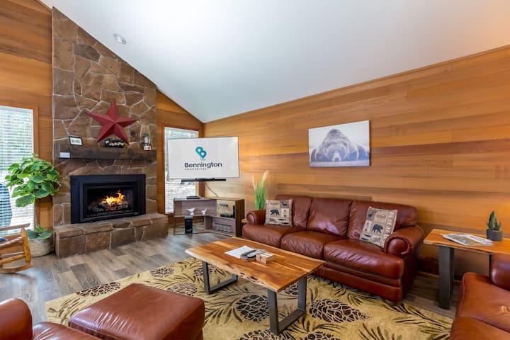 Desc08 - Lovely Home, Foosball, Hot Tub, Sauna - Sunriver, OR