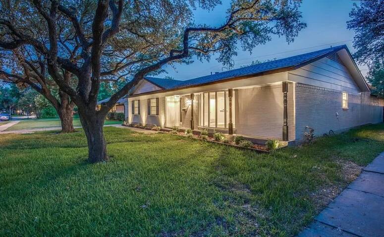 Posh Sparkman Estates Contemporary Ranch gallery image 2