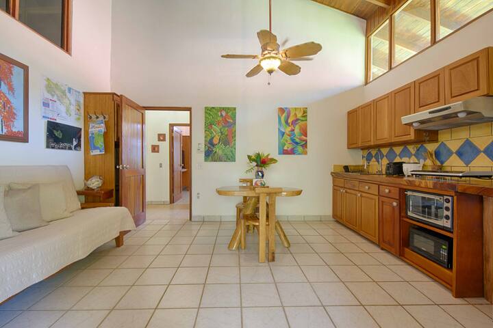 1 Bedroom Across the Beach ❤️ | 1 BA | Large Pool| Fast Wifi | Full Staff