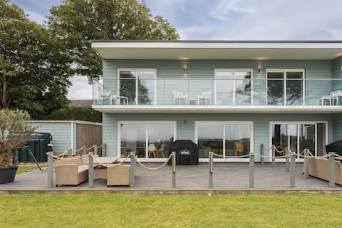 Gwynt Y Mor by Birch Stays, sleeps 8 with Hot Tub