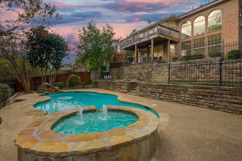 Illuminous Home, Private Pool, 4 min Walk to Lake