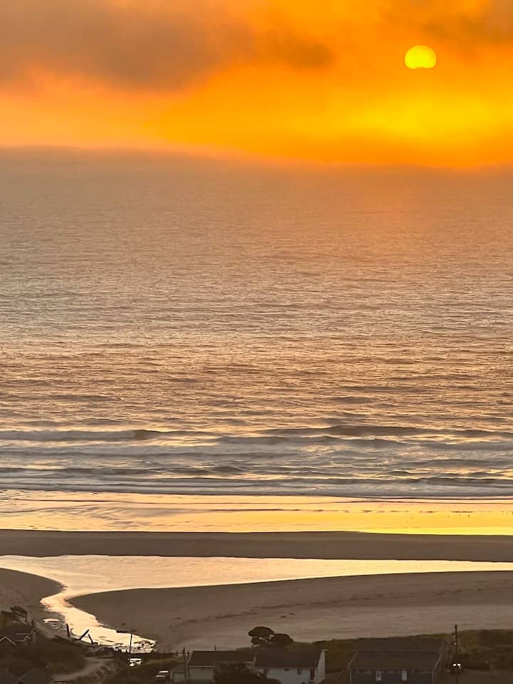 Crow's Nest - Houses for Rent in Rockaway Beach, Oregon, United
