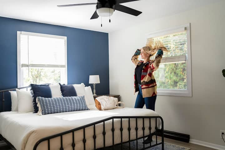 ห้องนอนหลักเป็นห้องนอนขนาดคิงไซส์ของห้องนอนทั้งหมดจริงๆ ห้องนอนนี้มีเตียงคิงไซส์หรูห้องน้ำในตัวที่ได้รับการปรับปรุงใหม่ที่สวยงามและพื้นที่ตู้เสื้อผ้าส่วนตัวห้องนอนนี้กว้างขวางสะดวกสบายและ