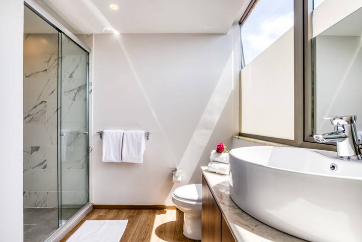 2 Rooftops+Gym & Workspaces | Elite Apt w/Balcony gallery image 5