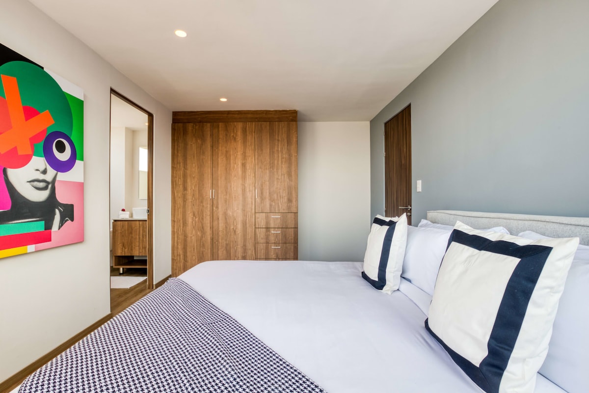 Dormitorio con una cama tamaño king con un colchón de calidad para garantizar el mejor descanso. Armario completo.