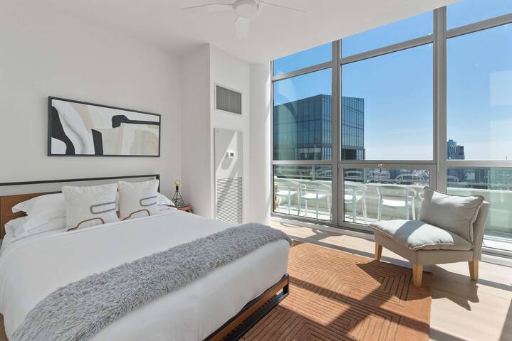 Penthouse Escape + Vibrant West Loop Access gallery image 3