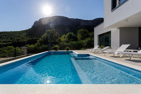 Modern Villa Elia with 40sqm heated pool