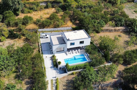 Modern Villa Elia with 40sqm heated pool