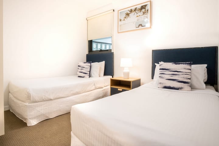 Chumba cha kulala cha pili kina vitanda viwili vya mtu mmoja.