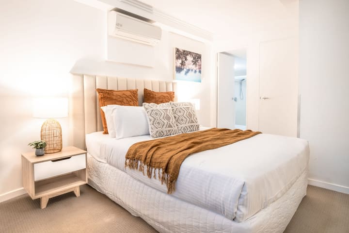 Chumba kikubwa cha kulala kilicho na mlango wa bafu kuu.