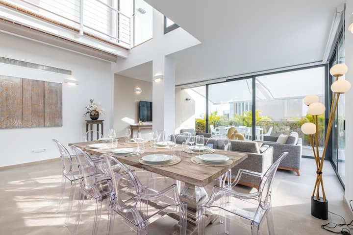Equipped kitchen and dining area