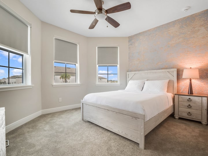 - Gastenkamer met knus queensize bed en artistieke accentmuur  
- zachte verlichting en ramen zorgen voor een ontspannen privéruimte  
- Perfecte Airbnb-slaapkamer voor koppels of soloreizigers.