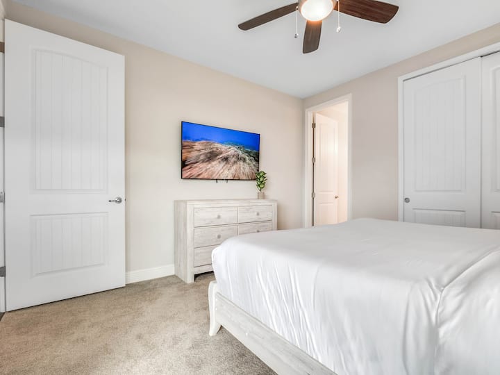 - Slaapkamer in rustieke stijl met queensize bed en neutrale moderne inrichting  
- Aan de muur gemonteerde tv biedt entertainment in de kamer voor gasten  
- Ideaal voor een verblijf in een vakantiehuis met familie met privécomfort