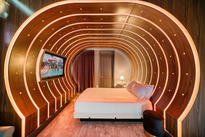 - Futuristische slaapkamer met gloeiend LED-tunneldesign rond het bed  
- Aan de muur gemonteerde tv en gezellige inrichting creëren een filmische vakantieverblijf  
- Een unieke themakamer voegt onvergetelijke charme toe aan je Airbnb-verblijf