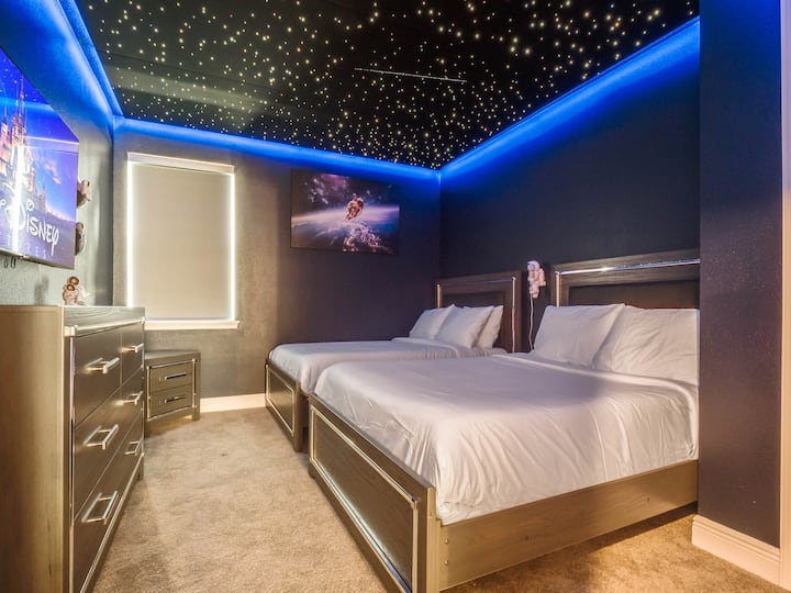 - Galaxy-geïnspireerde slaapkamer met gloeiend LED-sterrenplafondontwerp  
- Tweepersoonsbedden en thematische kunst aan de muur creëren een magische slaapruimte  
- Meeslepend ruimtethema perfect voor kinderen en gezinsreizigers