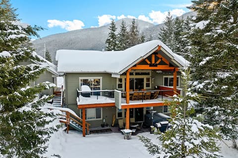Riverfront Cabin, Hot Tub, Mountain Views
