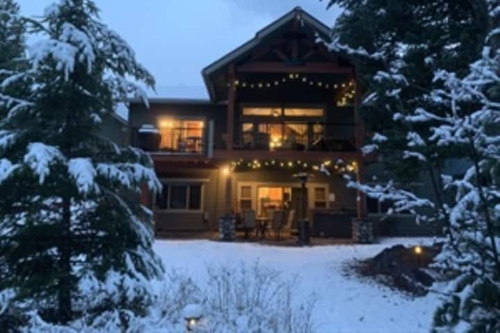 Ultimate Winter getaway! Hot Tub/Sauna/Game Room
