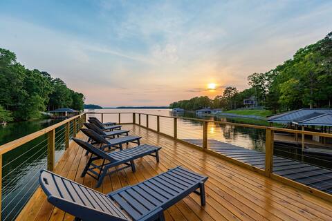 7000sqft Main lake Cove Sunset Views, Hot Tub!