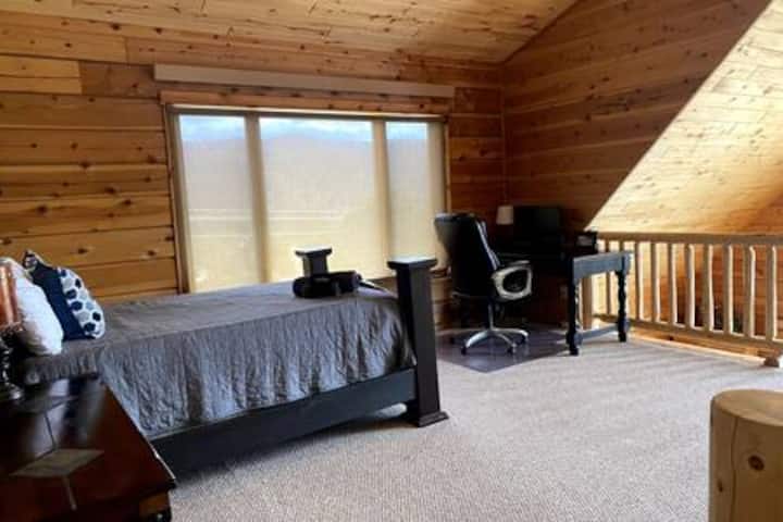 לופט עם מיטה בגודל מלא