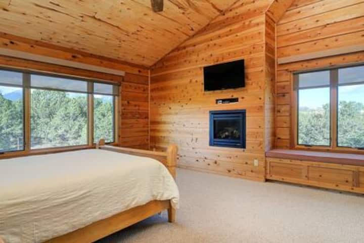 חדר שינה בקומה השנייה עם אח וטלוויזיה