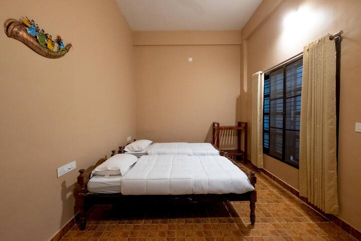 Ფართო ოთახში არის ორი კომფორტული საწოლი და ფართო ფანჯარა.