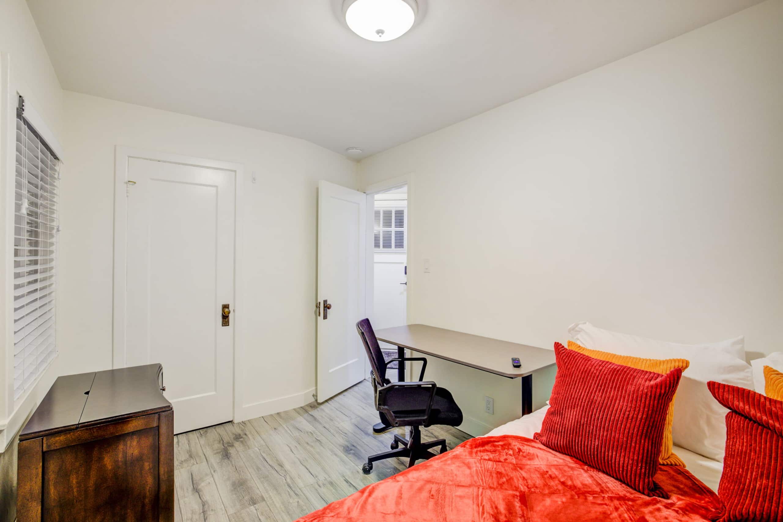 Home in South San Francisco · ★4.74 · 2 bedrooms · 2 beds · 1 private bath - Image 11