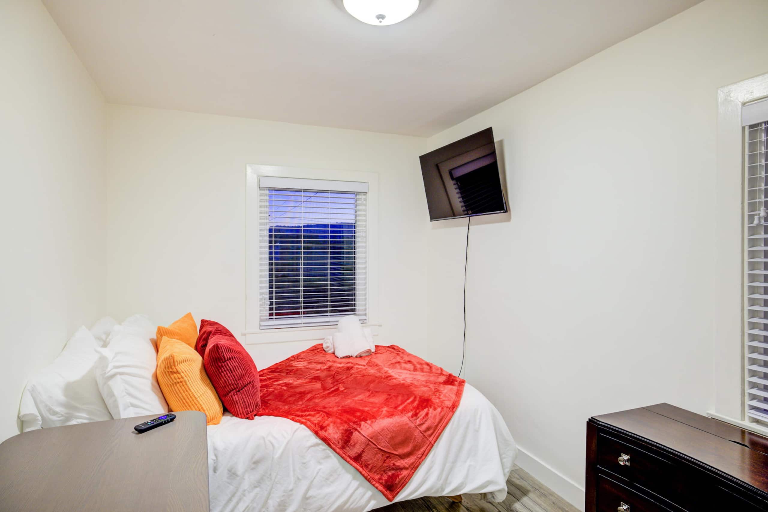 Home in South San Francisco · ★4.74 · 2 bedrooms · 2 beds · 1 private bath - Image 10