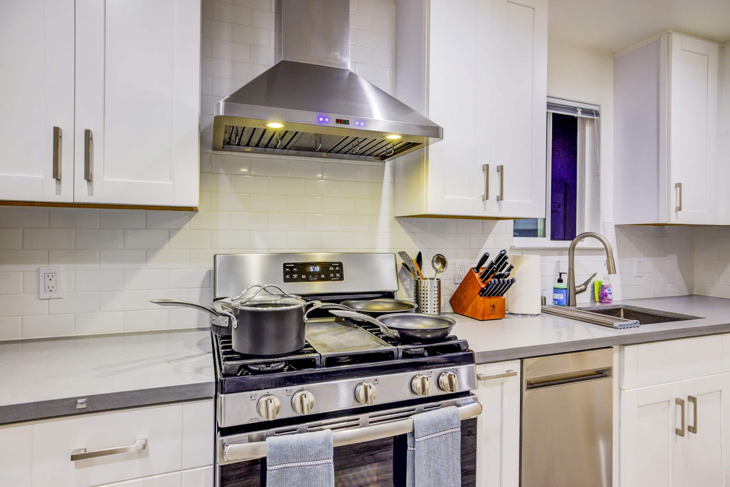 Home in South San Francisco · ★4.74 · 2 bedrooms · 2 beds · 1 private bath - Image 4