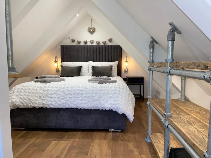 спалня с рафтове за скеле