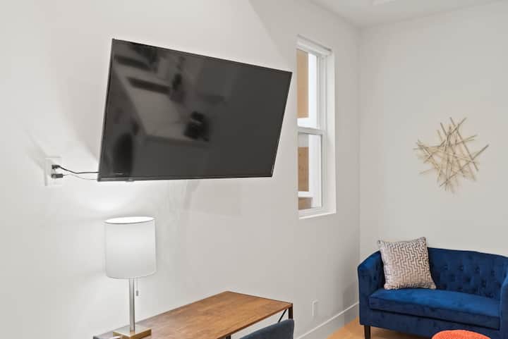 The Addison By Kasa | Traditional Queen Studio - San Francisco, CA