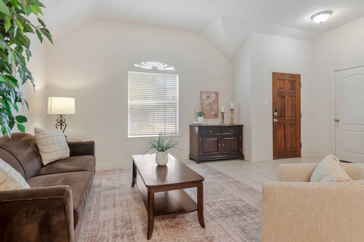 Wonderful Neighborhood; Pool Steps Away! gallery image 3