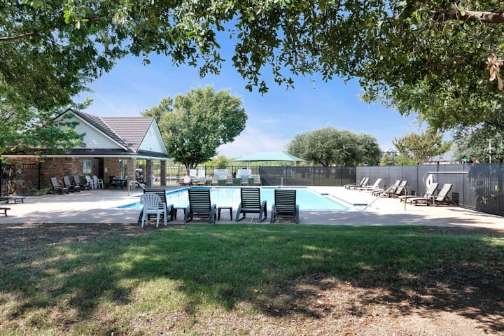 Wonderful Neighborhood; Pool Steps Away! gallery image 2