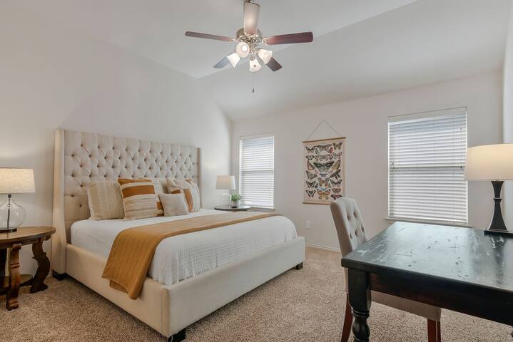 Wonderful Neighborhood; Pool Steps Away!