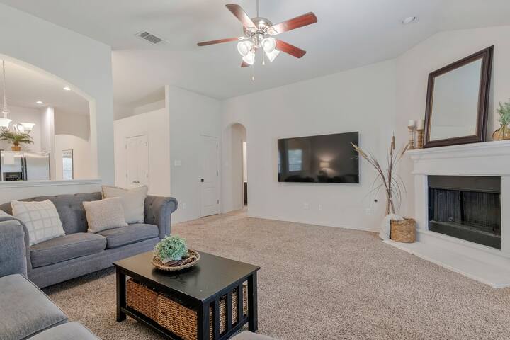 Wonderful Neighborhood; Pool Steps Away! gallery image 5