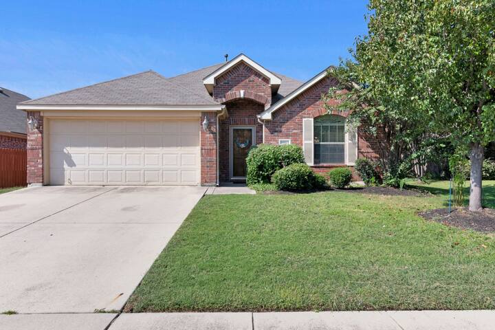 Wonderful Neighborhood; Pool Steps Away! gallery image 4