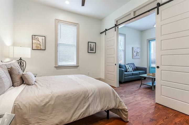 Quaint Charm: NOLA Vintage Home near St. Charles