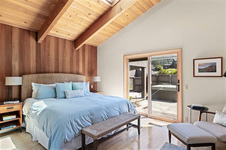 תחכום שלווה: חדר השינה השקט הזה כולל דגשים מעץ טבעי, מצעים מפוארים וגישה ישירה לחצר פרטית עם ג'קוזי - מושלם להתפנק ברוגע מעודן ובנוחות חוף יוקרתית.