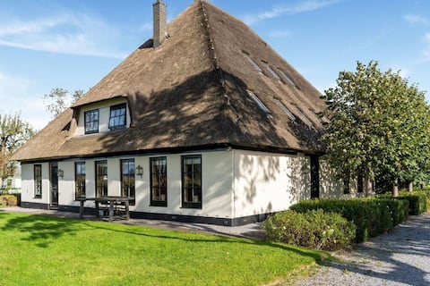 Spacious Holiday home De Pauwenhof