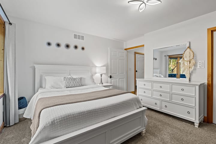 ชั้นหลัก: ห้องนอน 2: เตียงควีนไซส์