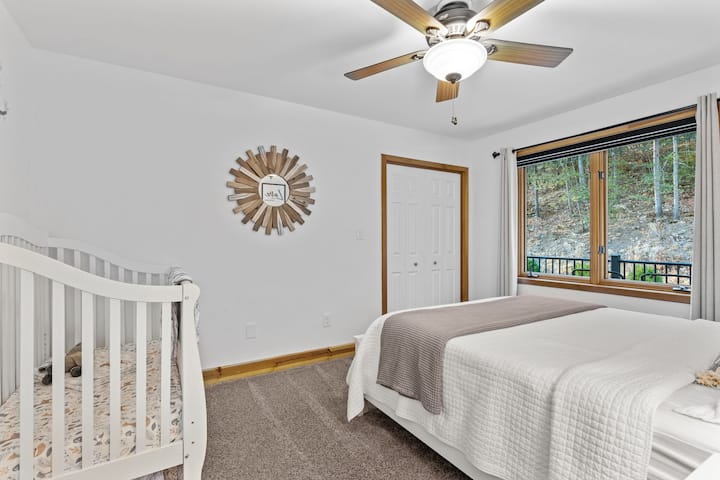 ชั้นหลัก: ห้องนอน 3: เตียงควีนไซส์และเตียงเด็กอ่อน