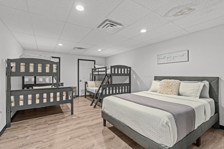 ชั้นล่าง: ห้องนอน 5: เตียงควีนไซส์และเตียงสองชั้น 2 เตียงชั้นบนเตียงเดี่ยวและชั้นล่างเตียงเต็ม