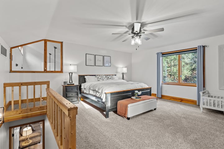 ชั้น 2: ห้องนอนใหญ่พร้อมอ่างจากุซซี่และห้องน้ำส่วนตัว