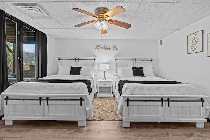 ชั้นล่าง: ห้องนอน 4: (2) เตียงควีนไซส์