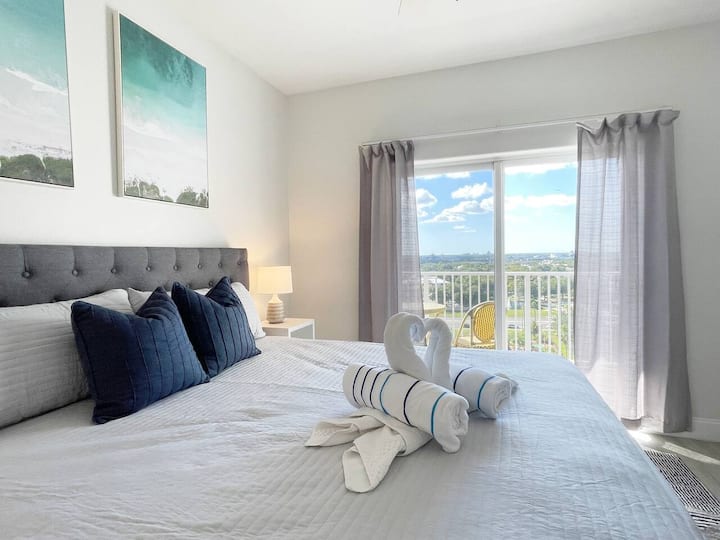 主卧套房配备加大双人床、私人阳台和私人浴室