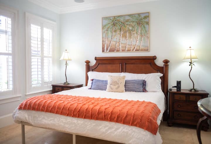 Deuxième chambre avec très grand lit et salle de bain attenante