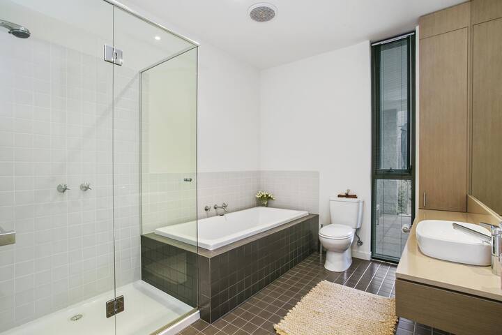 Generous Grove Road Townhouse gallery image 5