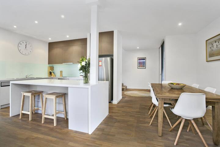 Generous Grove Road Townhouse gallery image 2