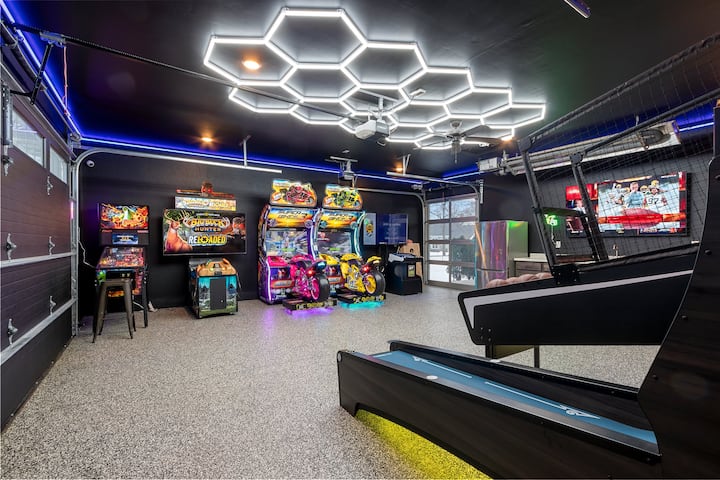 Walk to Lambeau! 6-Bed Arcade & Hot Tub